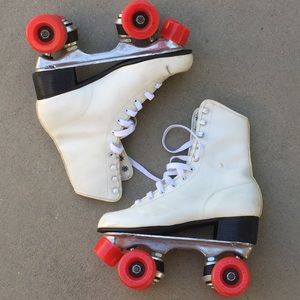 VINTAGE ROLLER SKATES
